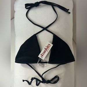 NWT FRANKIES BIKINIS PAMELA PLISSSÉ RIBBED HALTER BIKINI TOP MEDIUM 🖤🖤